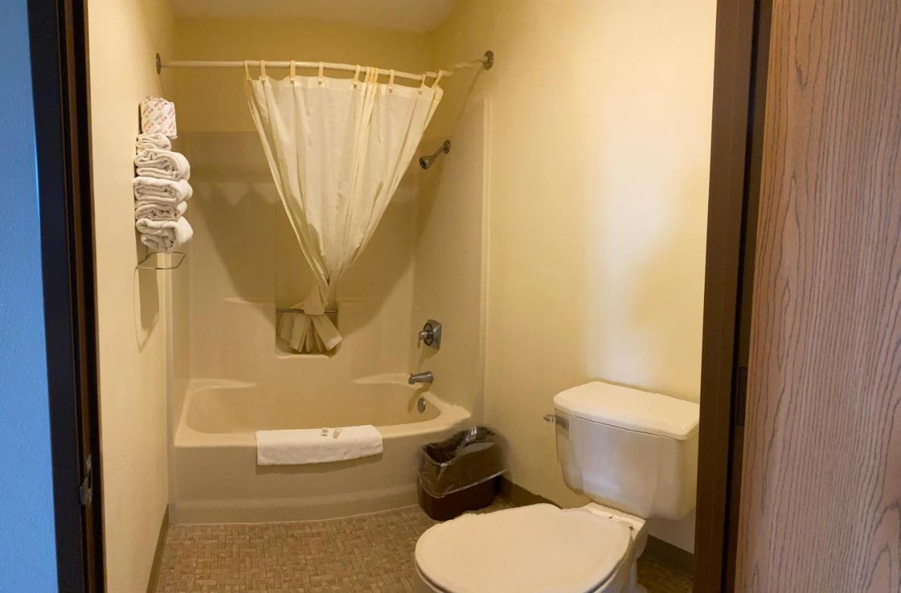 Amerivu Inn Prentice Екстериор снимка