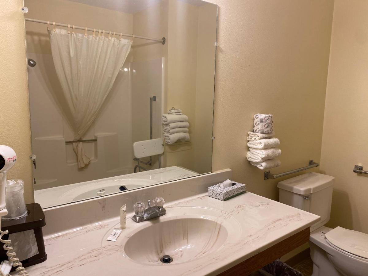 Amerivu Inn Prentice Екстериор снимка