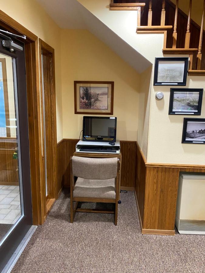 Amerivu Inn Prentice Екстериор снимка